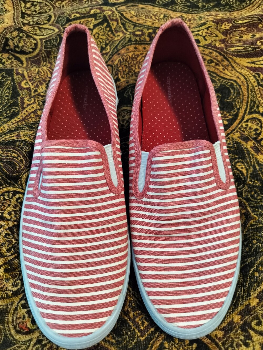City Sneaks Women's 10 Red & White Striped Slip-On Sneakers